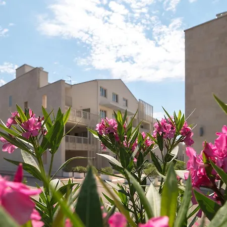 Humagum Sea View Apartment - Garden Palace Umag Exterior photo